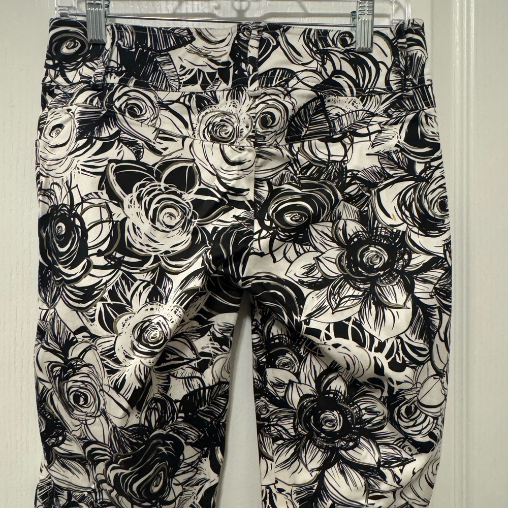 Cache Black and White Floral Patterned Bermuda shorts size 0